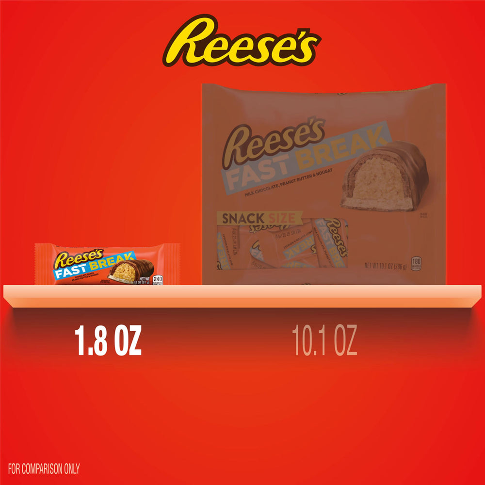 REESE'S barra en mano para comparar tamaño y facilidad de consumo