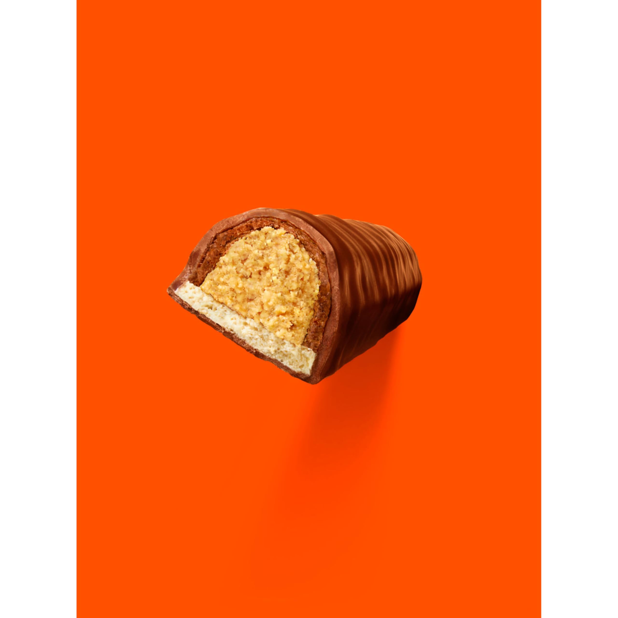 REESE'S trozos sobre postre mostrando uso como ingrediente y decoración