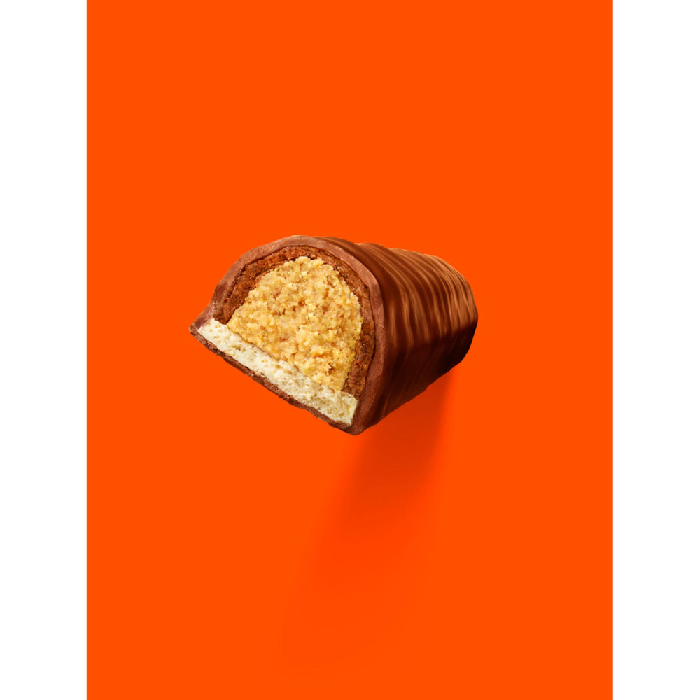 REESE'S trozos sobre postre mostrando uso como ingrediente y decoración