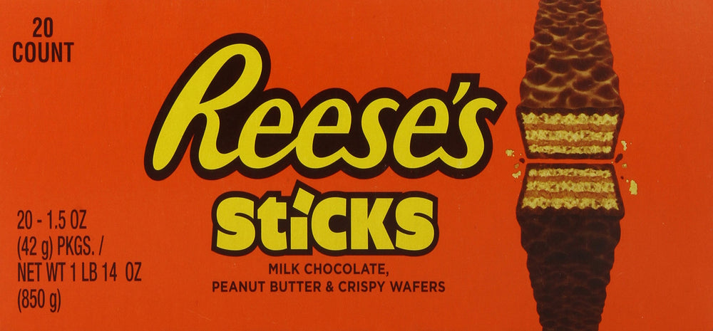 Reese's barrita en mano para comparar tamaño y facilitar porciones