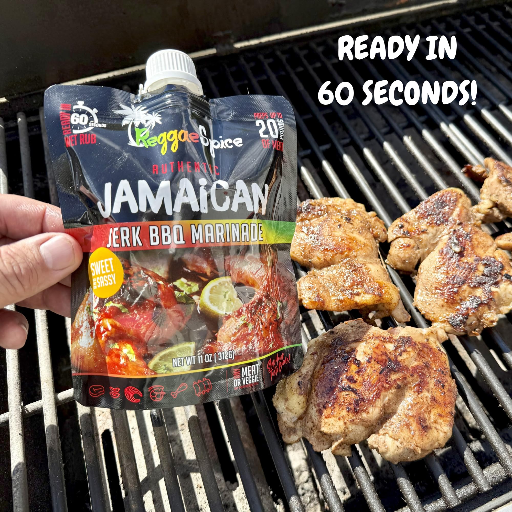 Reggae Spice marinando piezas de pollo demostrando facilidad y jugosidad
