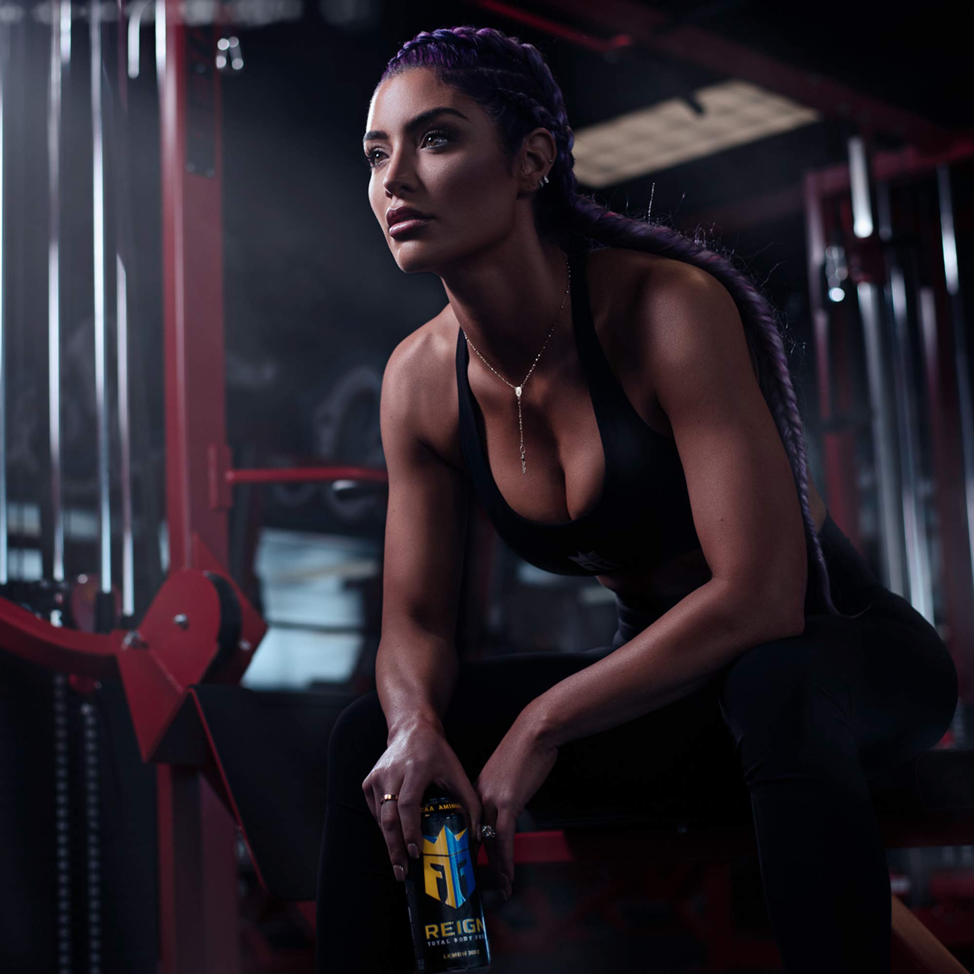 Reign lata en mano para comparar tamaño y transporte fácil al gym