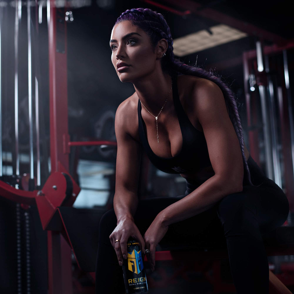 Reign lata en mano para comparar tamaño y transporte fácil al gym