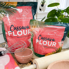 Relative Foods harina de yuca en uso formando tortilla casera, resultado flexible y sin gluten