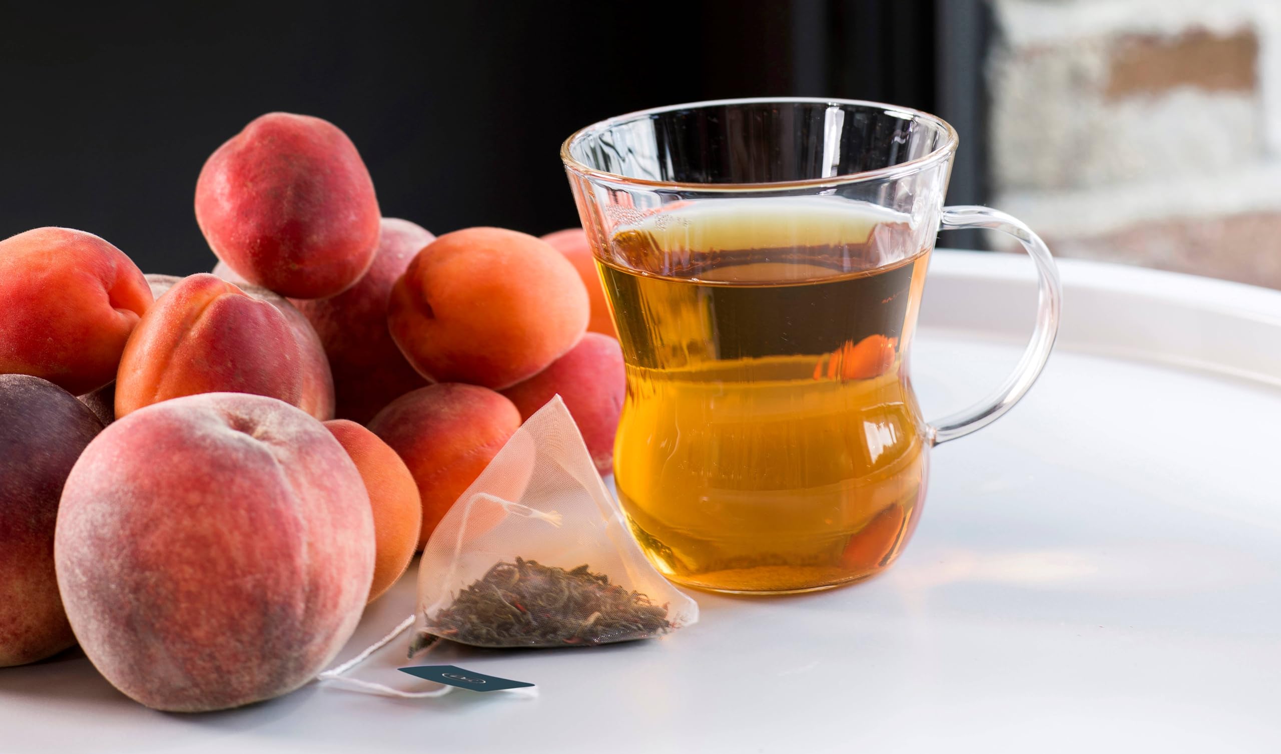 Revolution Tea detalle de la bolsita biodegradable y su textura, evidenciando facilidad de uso