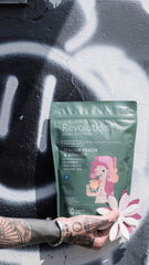 Revolution Tea comparación de tamaño mostrando 50 bolsas y dimensiones para almacenamiento