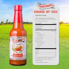 Rex MarieSharp vertiendo salsa sobre taco para sabor extra