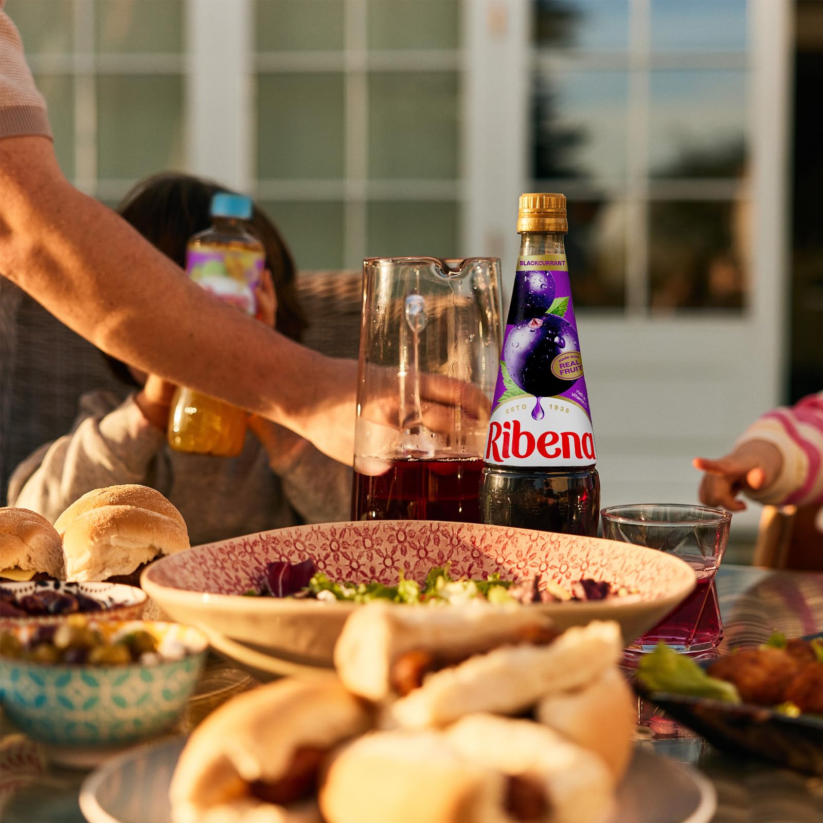 Ribena en manos comparando tamaño práctico del envase
