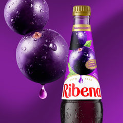 Ribena vaso servido con hielo destacando frescura para beber