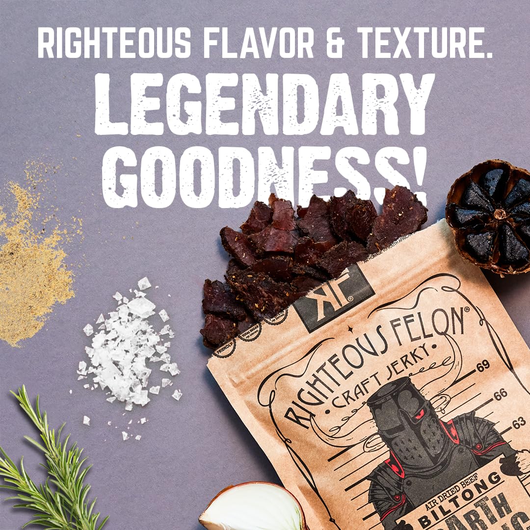 Righteous Felon paquete en mano para mostrar escala y portabilidad como snack alto en proteína