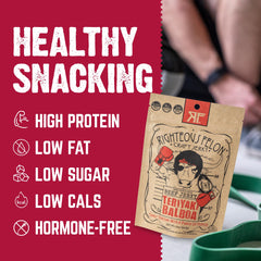 Righteous Felon persona sosteniendo un paquete, snack portable y conveniente
