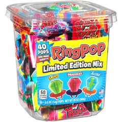 Ring Pop en mano demostrando uso como anillo y diversión práctica