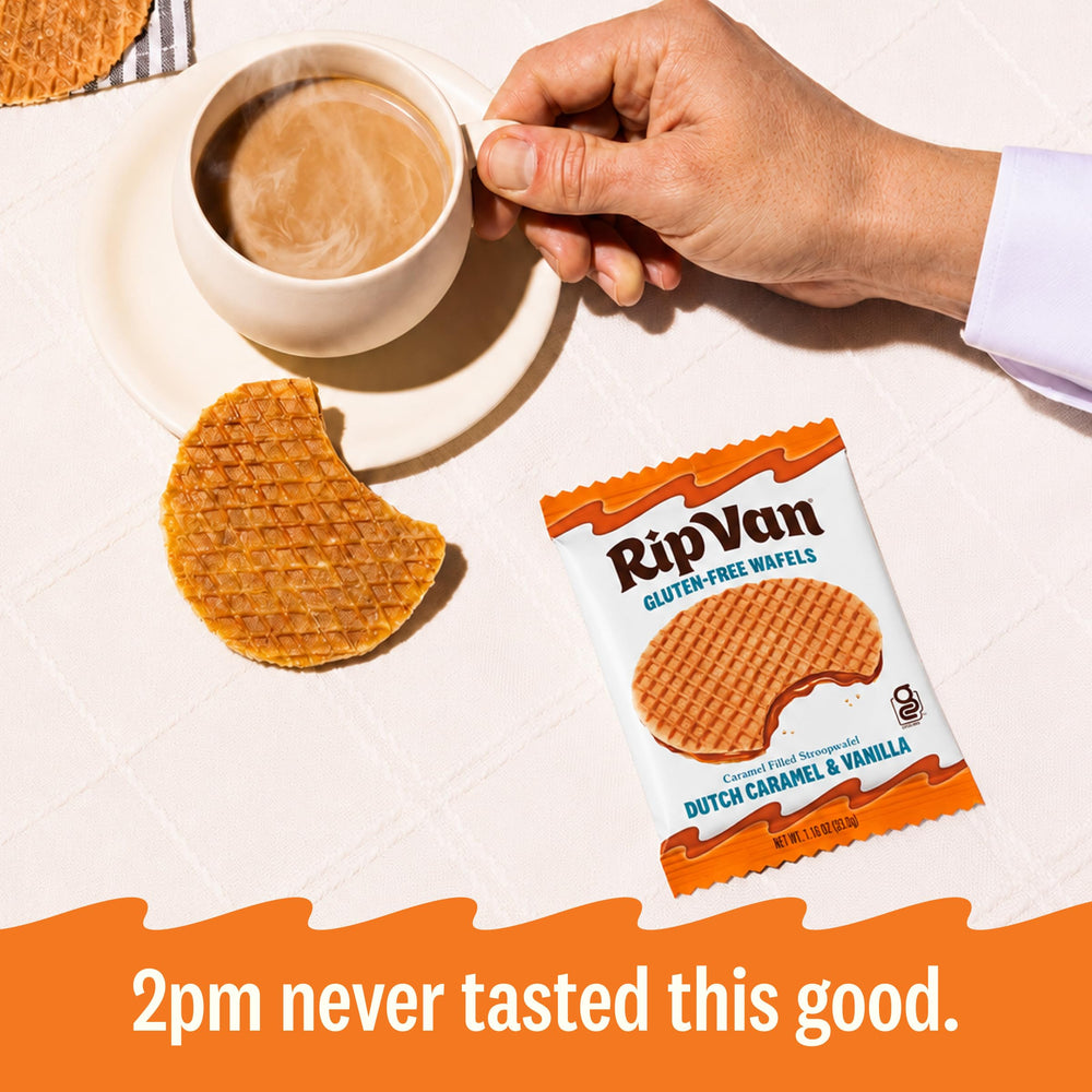 Rip Van Wafels tamaño junto a una mano para ver porción y control de calorías