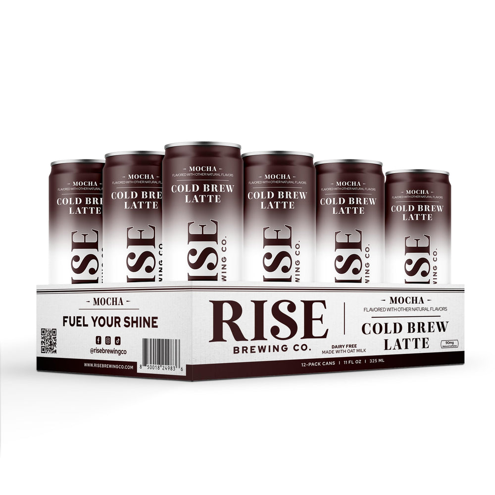 RISE Brewing Co. persona sosteniendo lata mocha lista para beber on-the-go