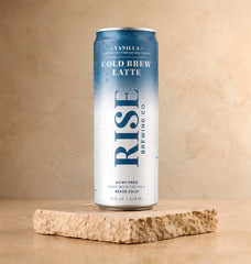 RISE Brewing Co. detalle de textura cremosa de leche de avena que realza sabor
