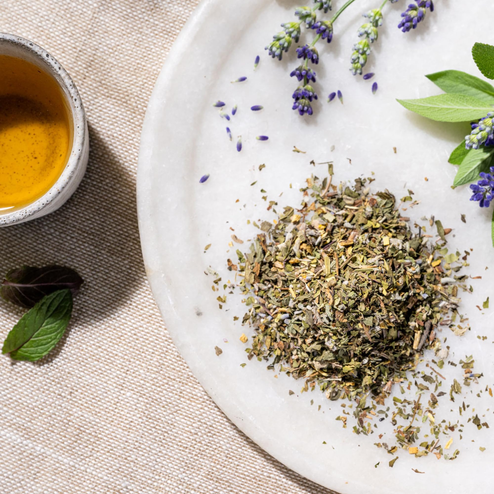 Rishi Tea escena de cocina relajada destacando uso diario y conveniencia