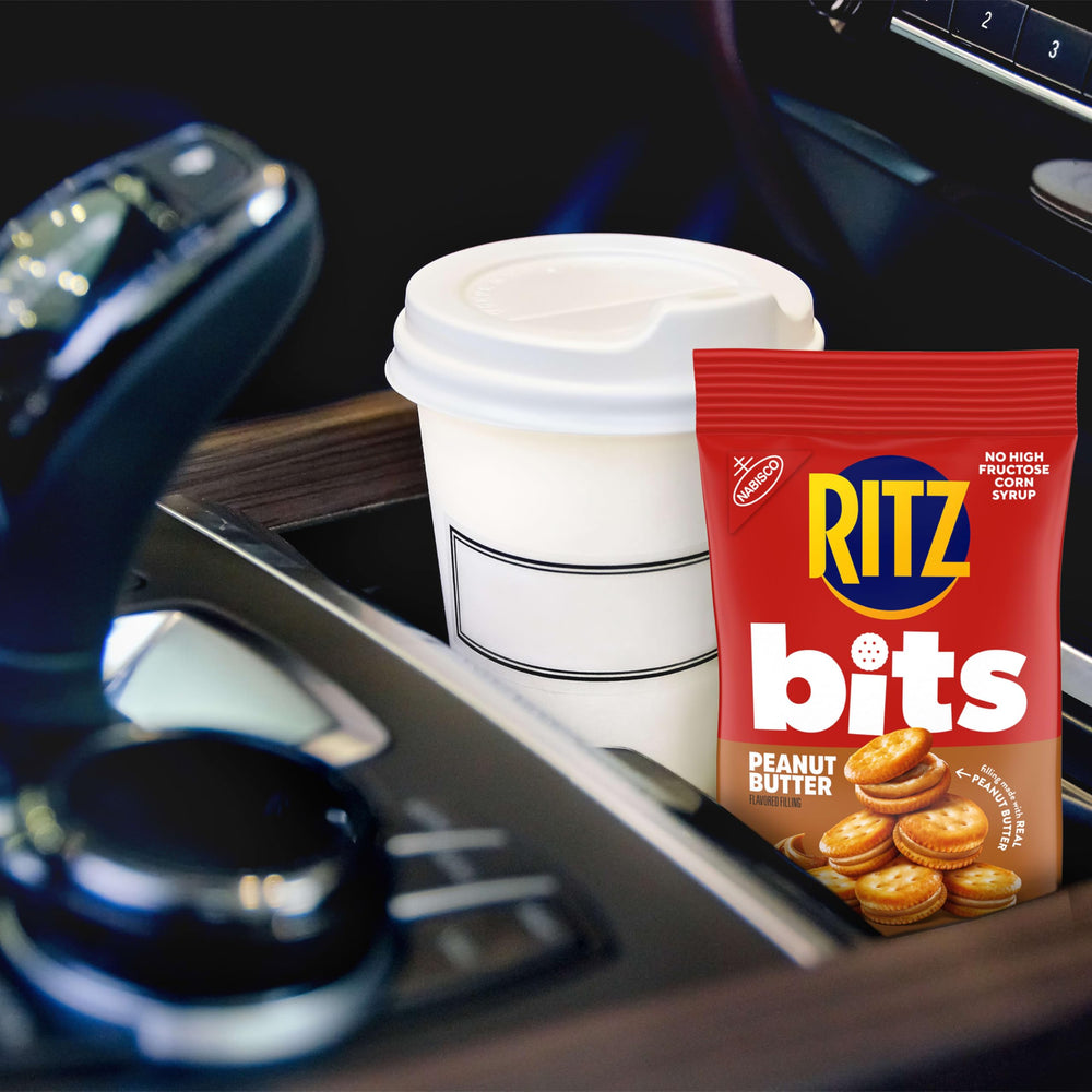 Ritz galletas en bandeja junto a frutas ideal para reuniones