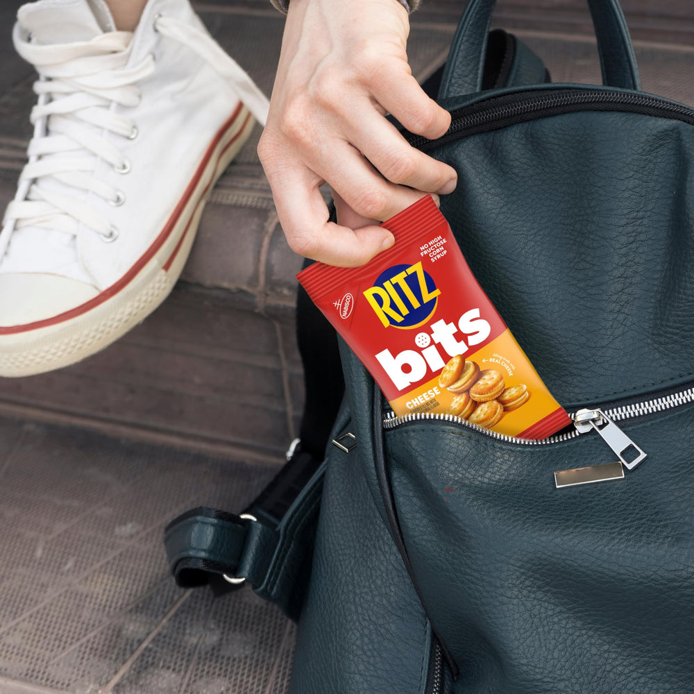 Ritz galletas en mano para comparar tamaño y porción conveniente