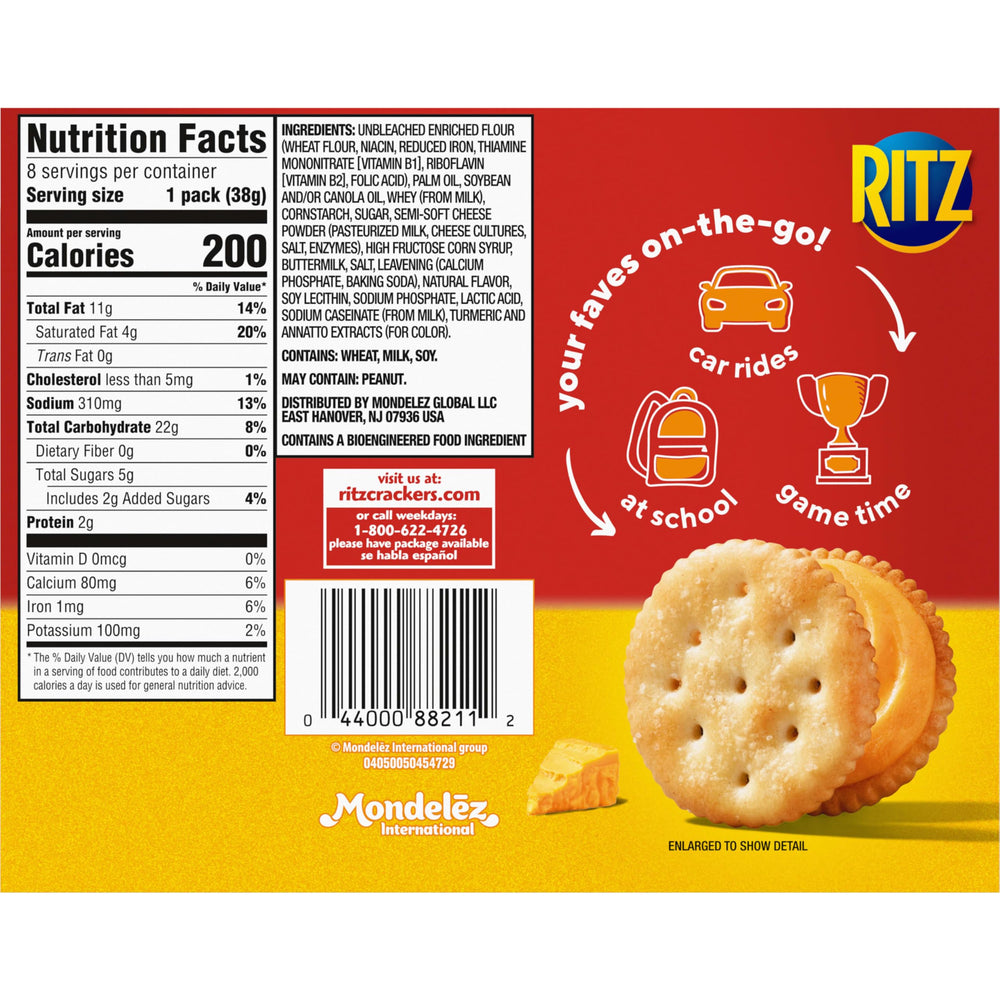 RITZ primer plano del relleno de queso cremoso y apetecible