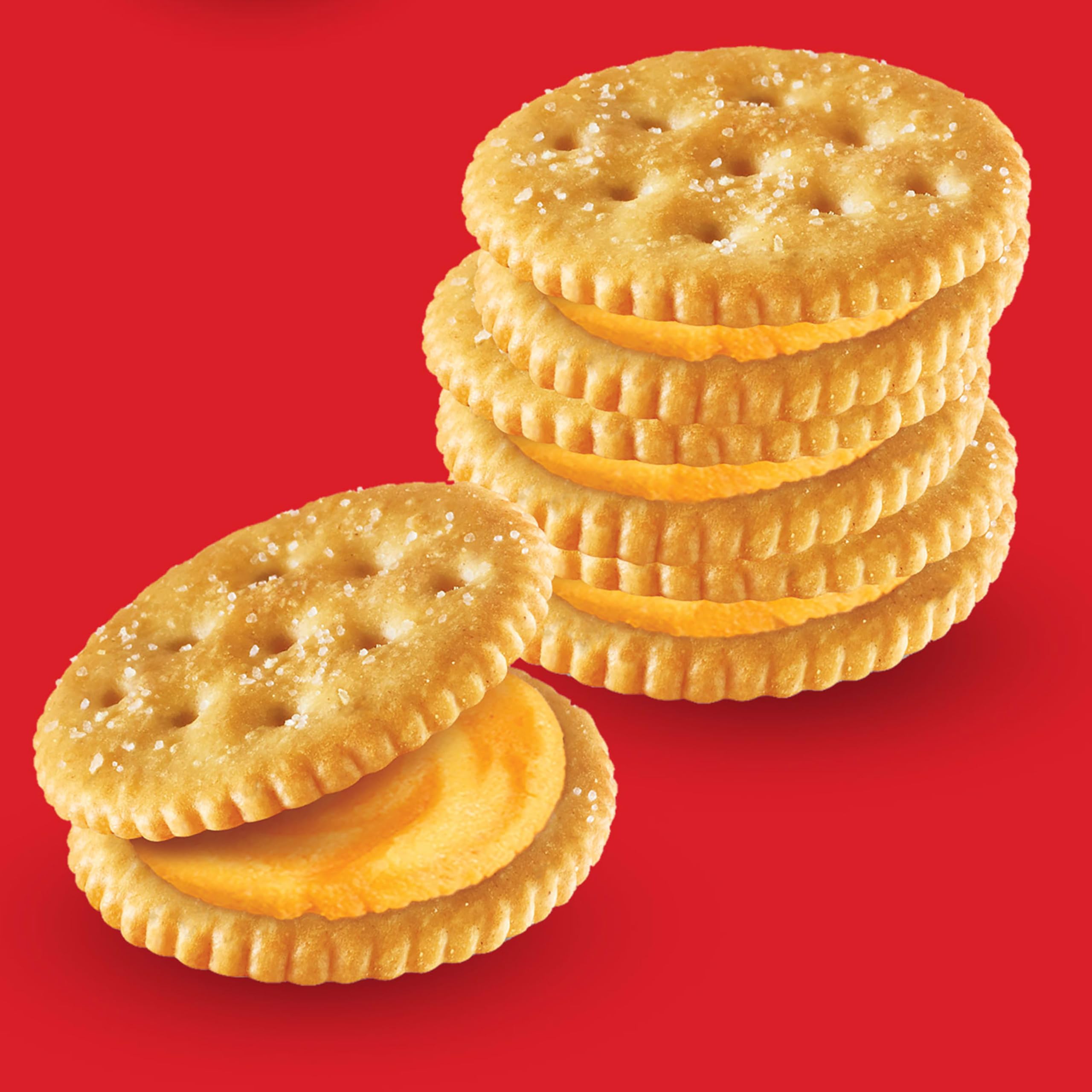 RITZ mano sosteniendo paquete individual para snack inmediato