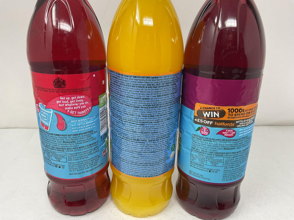 Robinsons botellas en mano para comparar tamaño y capacidad 1L