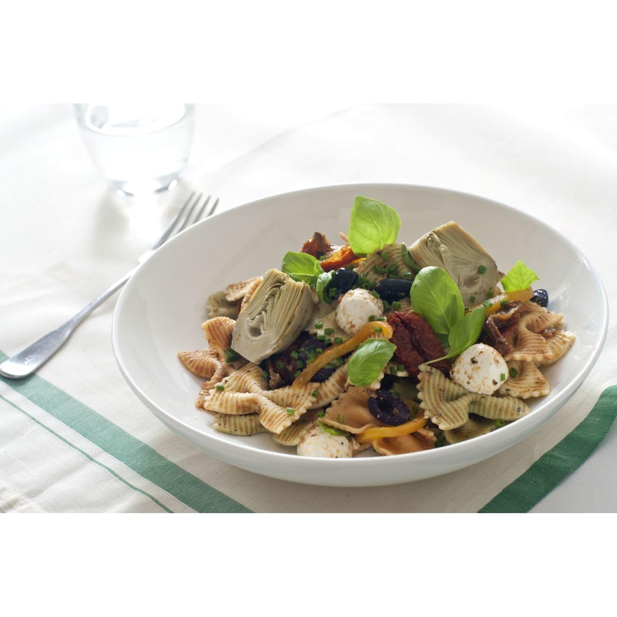 Roland Foods aceitunas Kalamata en ensalada mediterránea, realzan sabores frescos