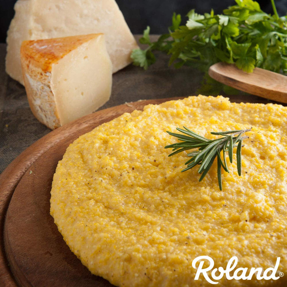 Roland Foods polenta servida en plato con guarnición, ideal como base sabrosa