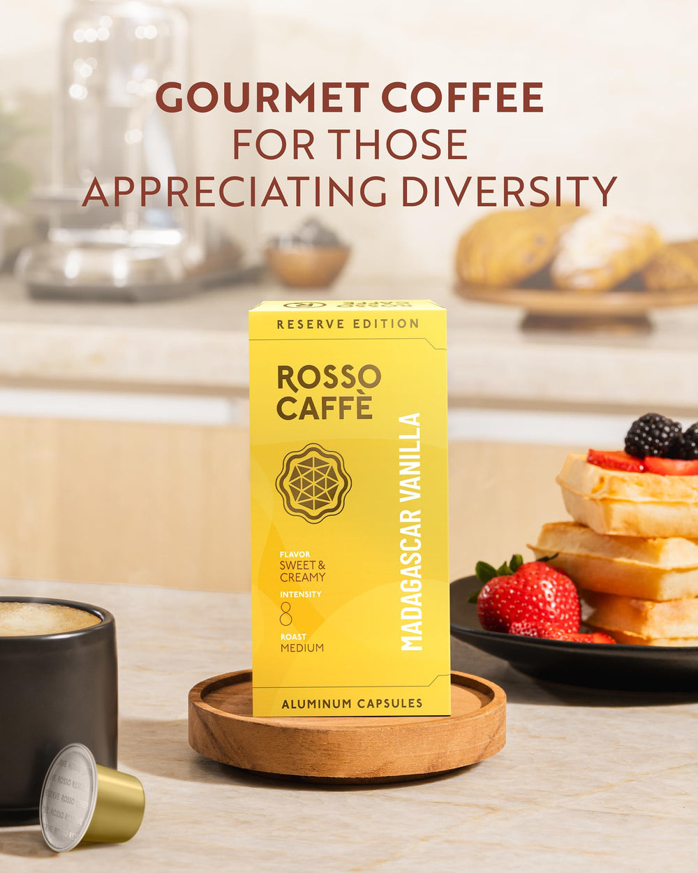 ROSSO CAFFÈ cápsula junto a mano para comparar tamaño, práctico y compacto