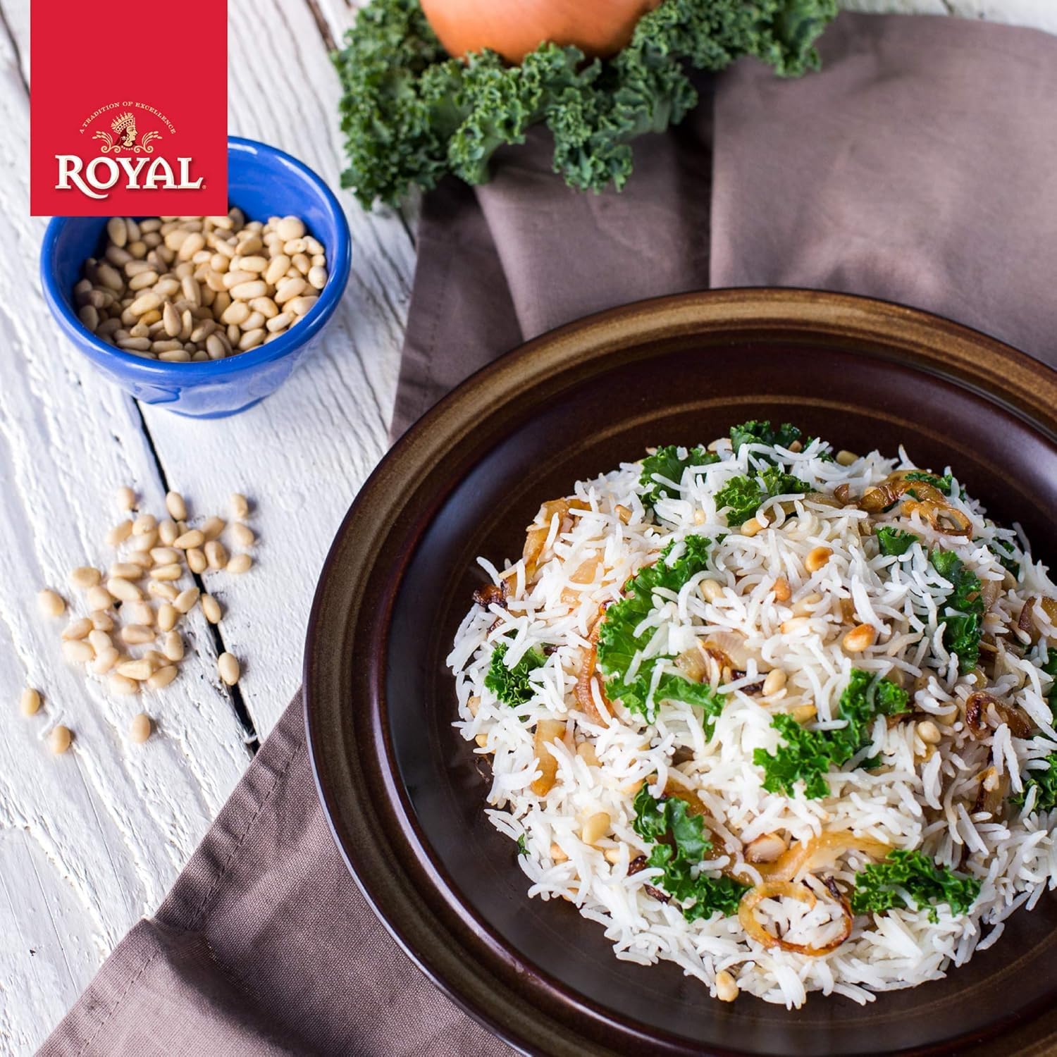 Royal cocinero sirviendo arroz basmati en cocina profesional listo para platos
