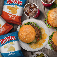 Ruffles chips en un bol junto a dip, ideal para compartir en reuniones