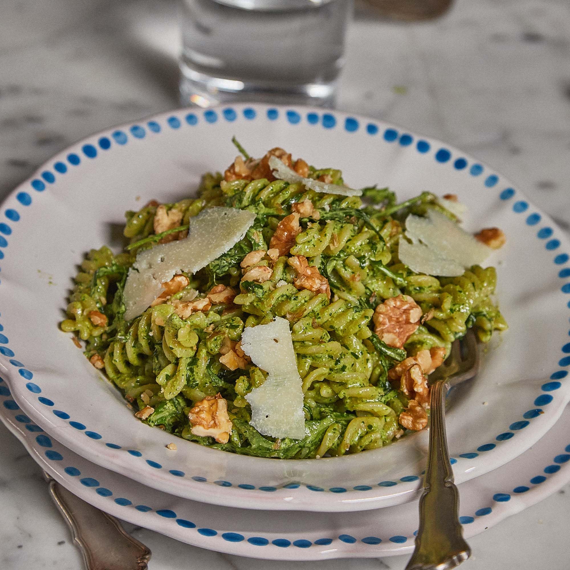 Rummo fusilli en mesa estilo de vida ideal para comidas rápidas