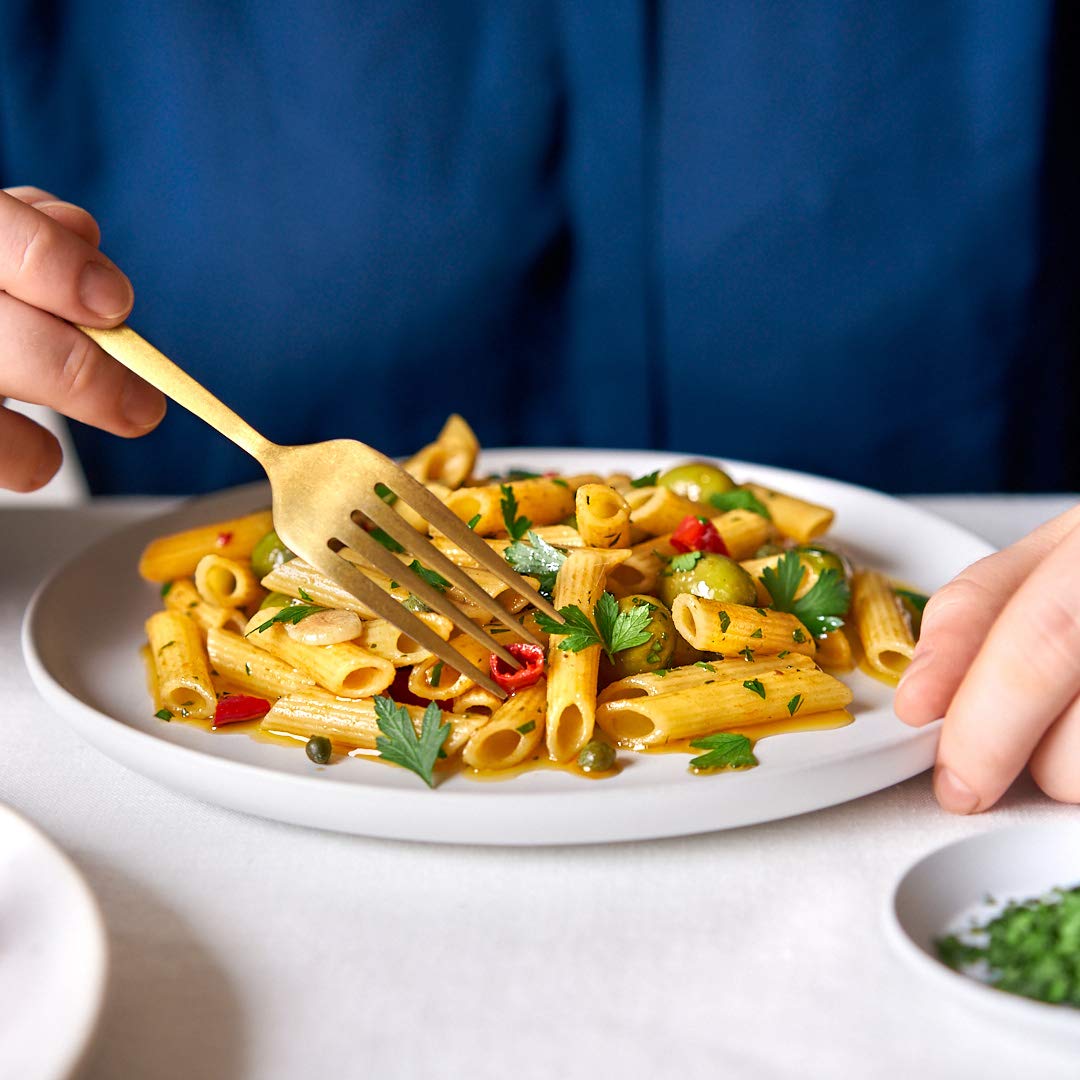Rummo Rigatoni No.50 en ambiente de cocina familiar transmitiendo conveniencia