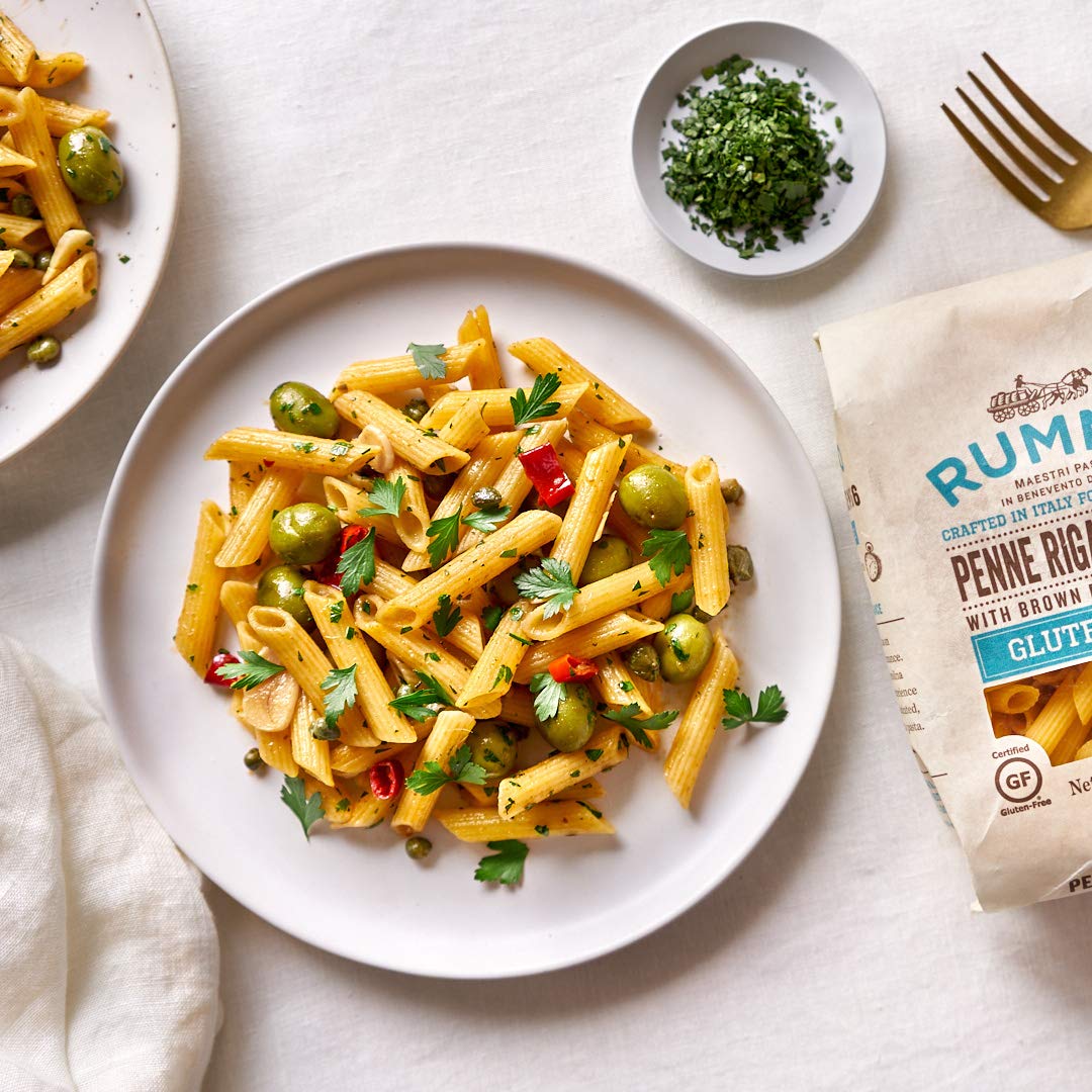 Rummo Rigatoni No.50 junto a mano para comparar tamaño y porción visualmente