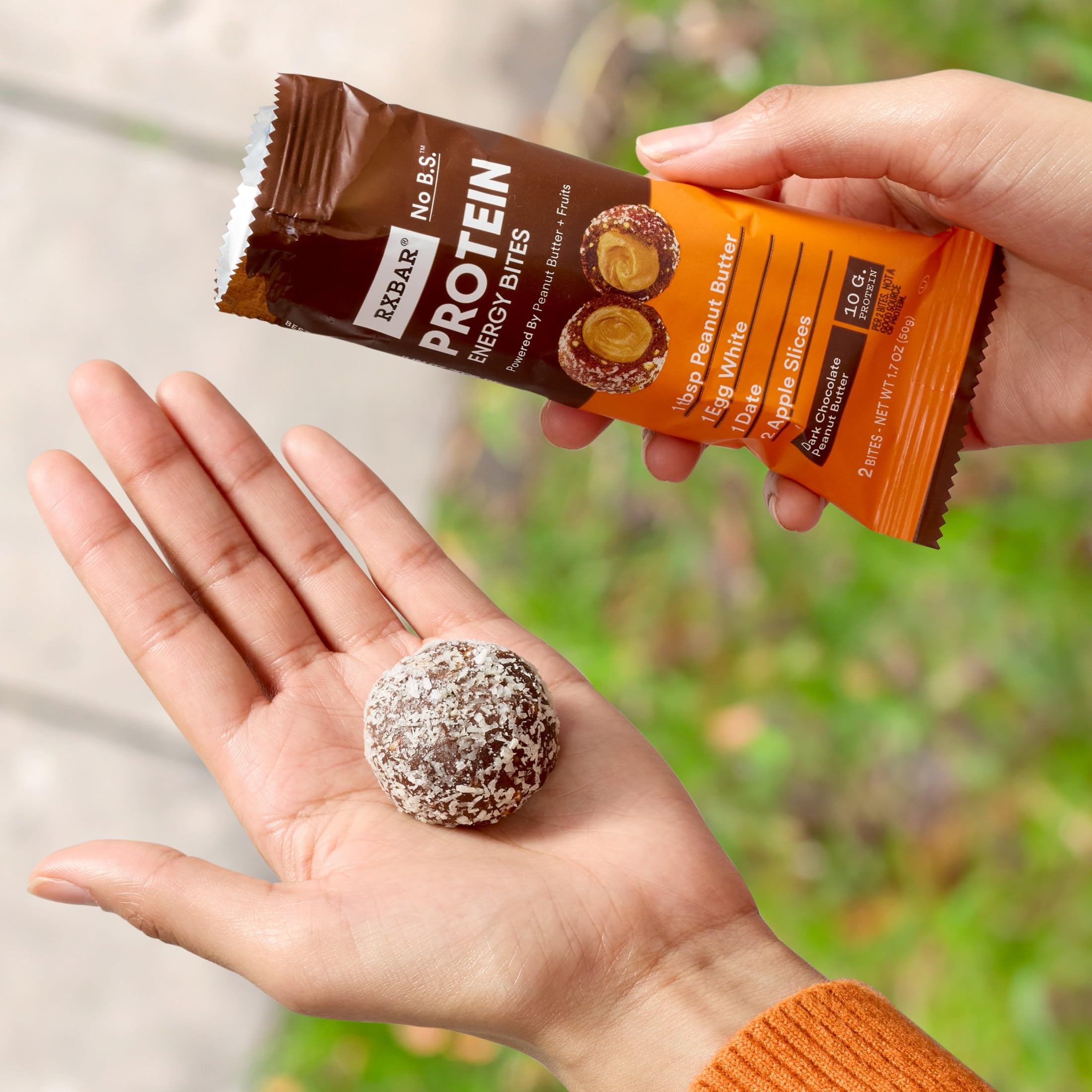 RXBAR bocados guardados en mochila, snack portátil para viajes y trabajo