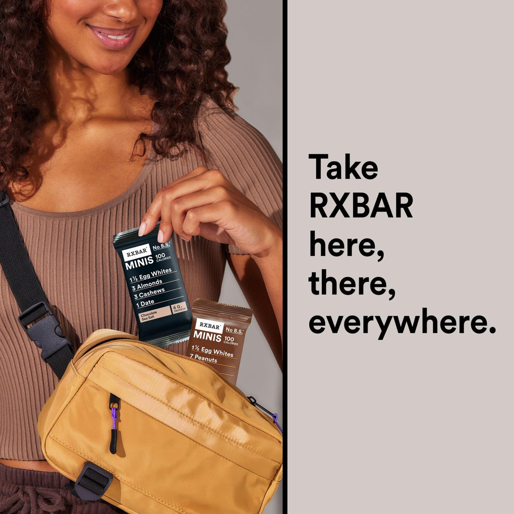RXBAR Minis barra en mano mostrando su portabilidad y conveniencia