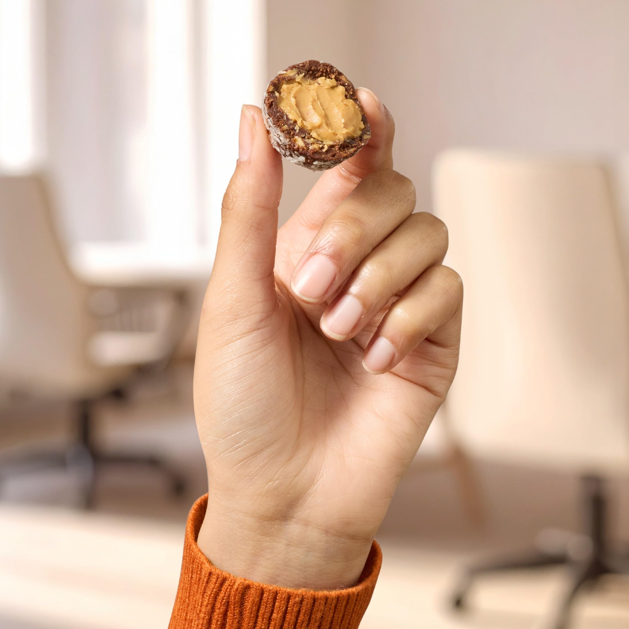 RXBAR sobre en mano listo para comer, conveniente para pausa rápida