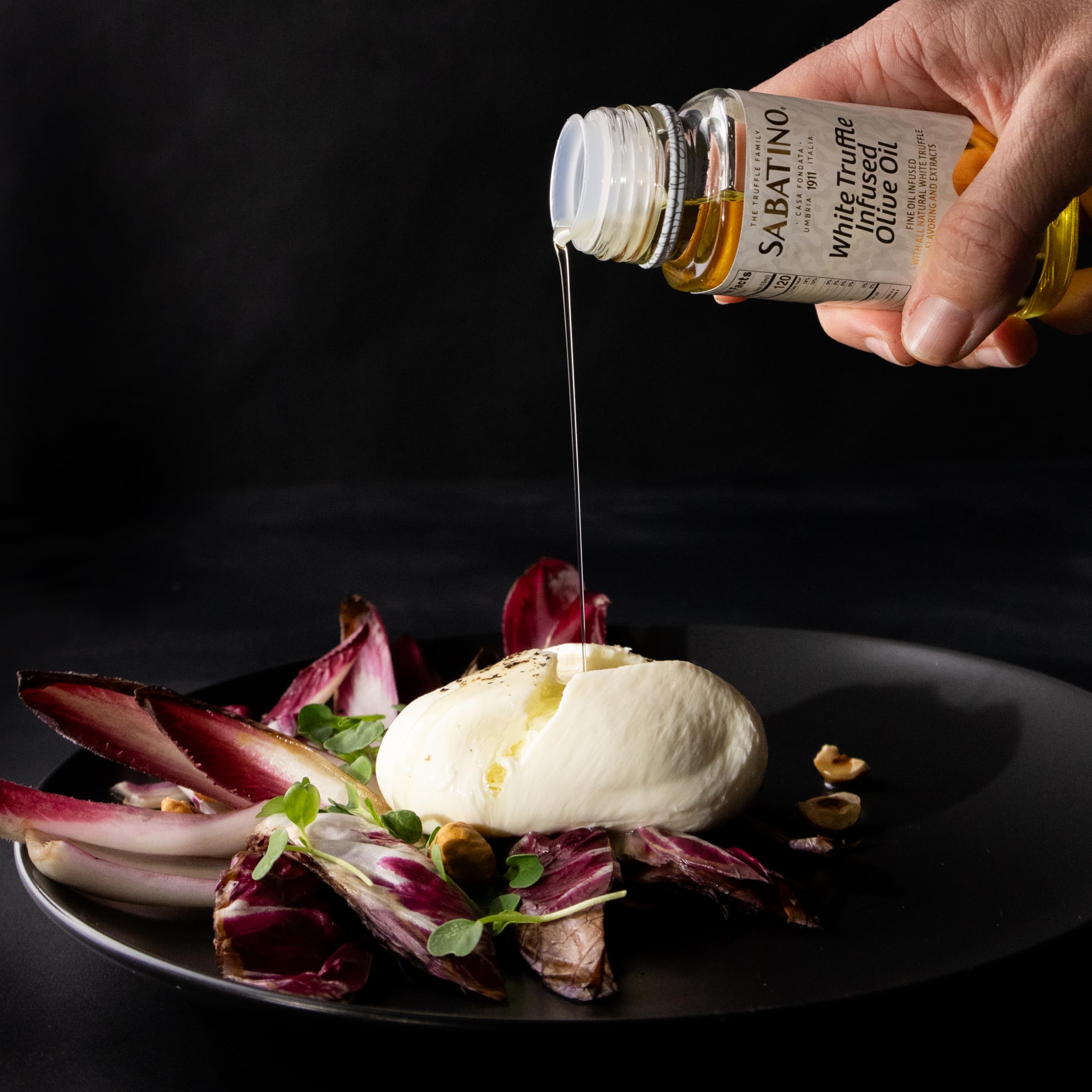 Sabatino Tartufi aceite de trufa blanca rociado sobre pasta para realzar sabor
