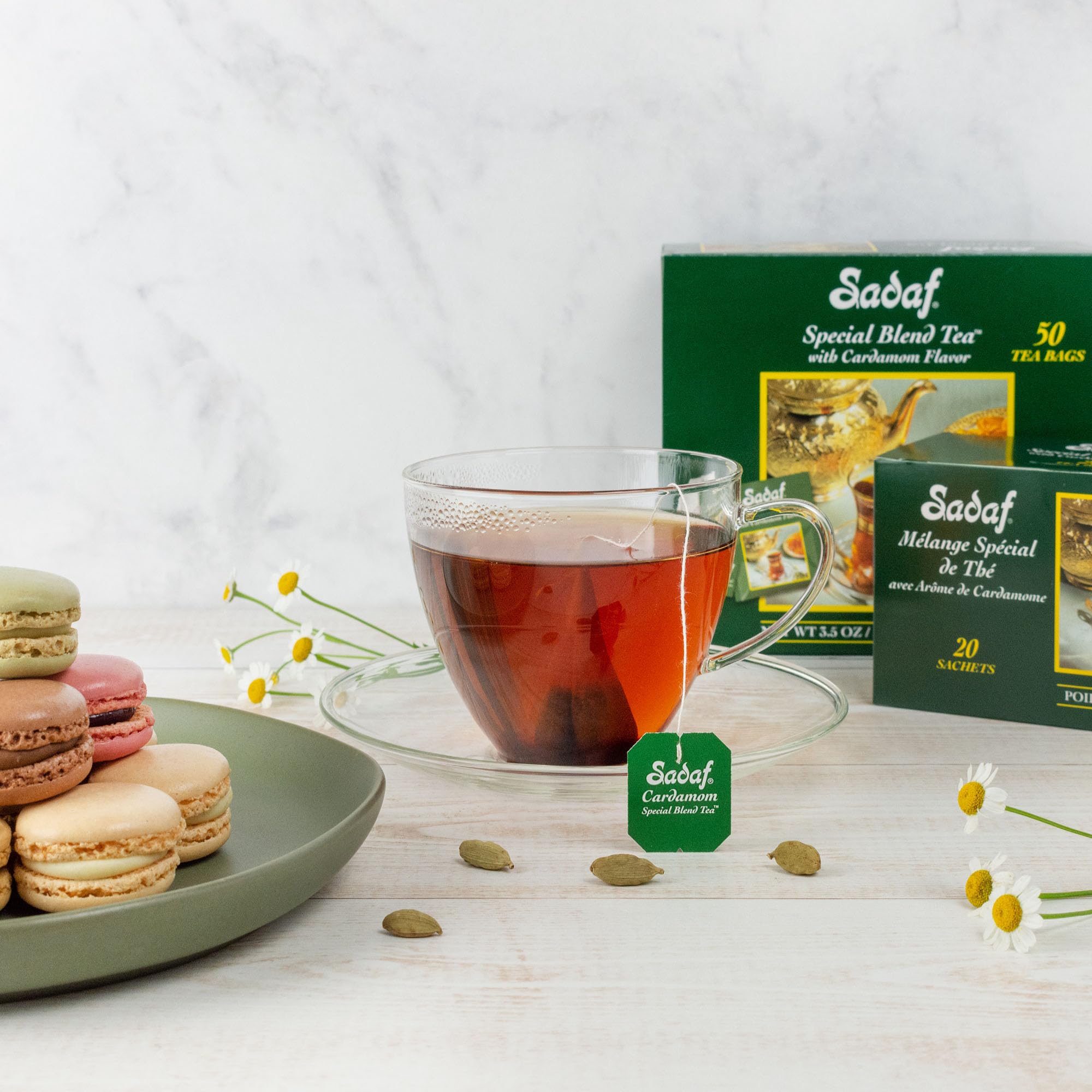 Sadaf cardamomos enteros junto a las hojas que realzan aroma y sabor especiado