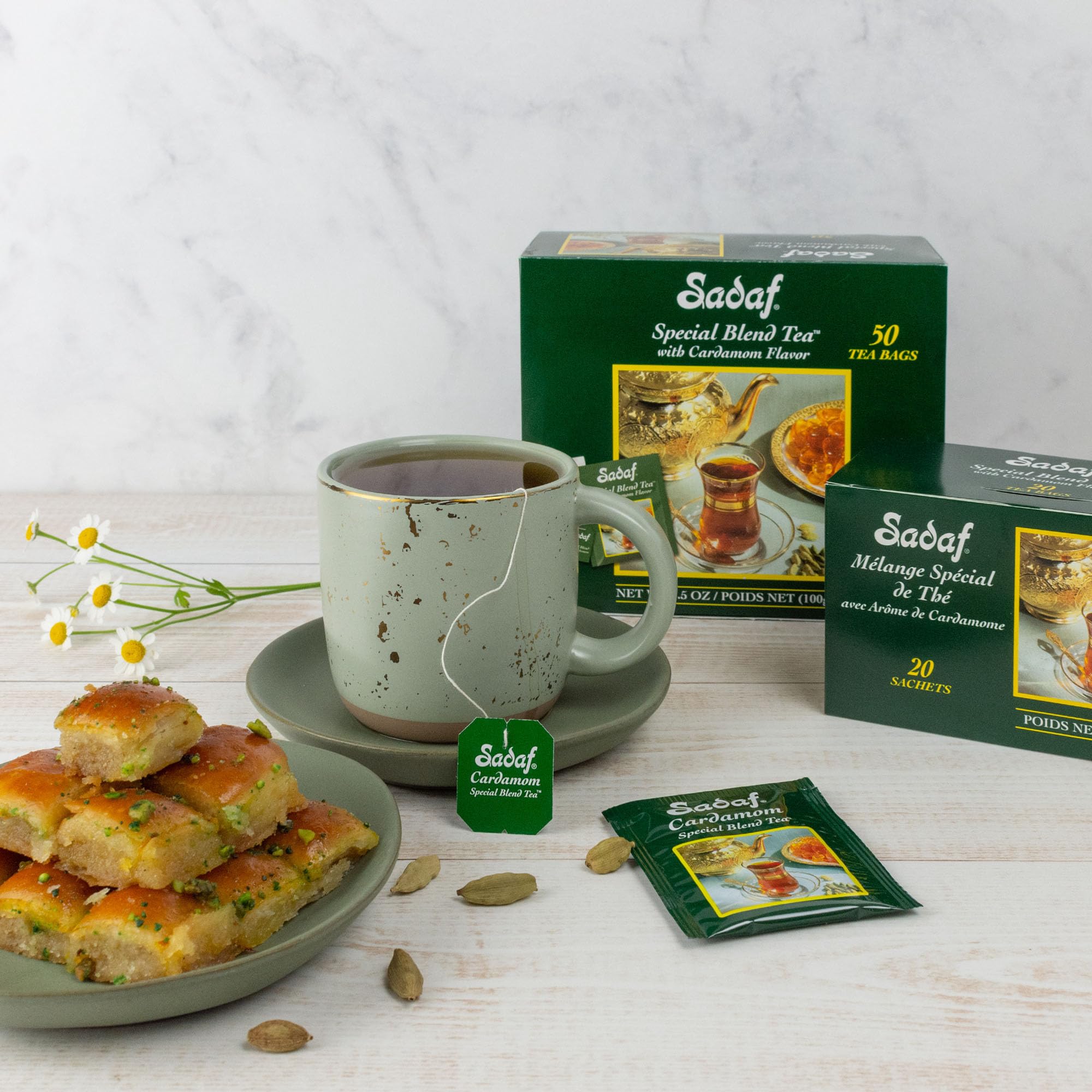 Sadaf taza de té servida con infusor evidenciando preparación rápida y color intenso