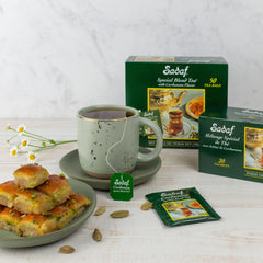 Sadaf taza de té servida con infusor evidenciando preparación rápida y color intenso
