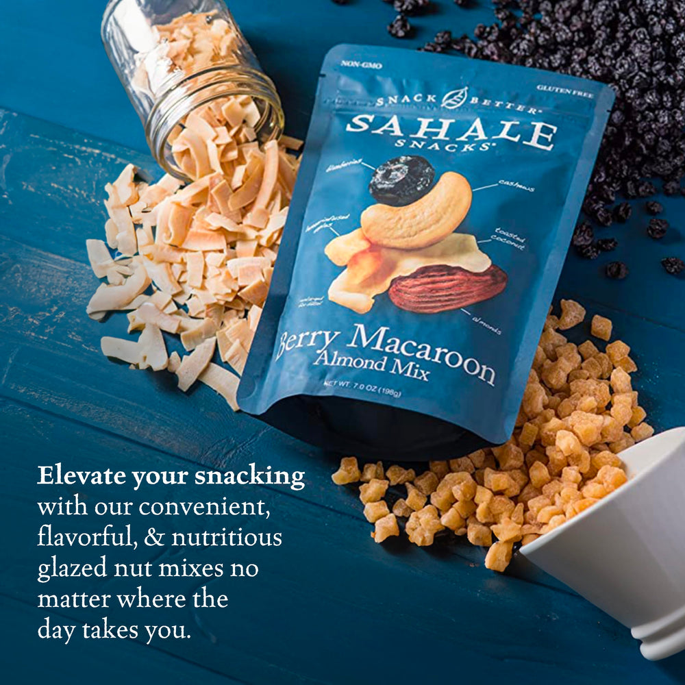 Sahale Snacks mezcla en bol sobre yogur para añadir textura saludable