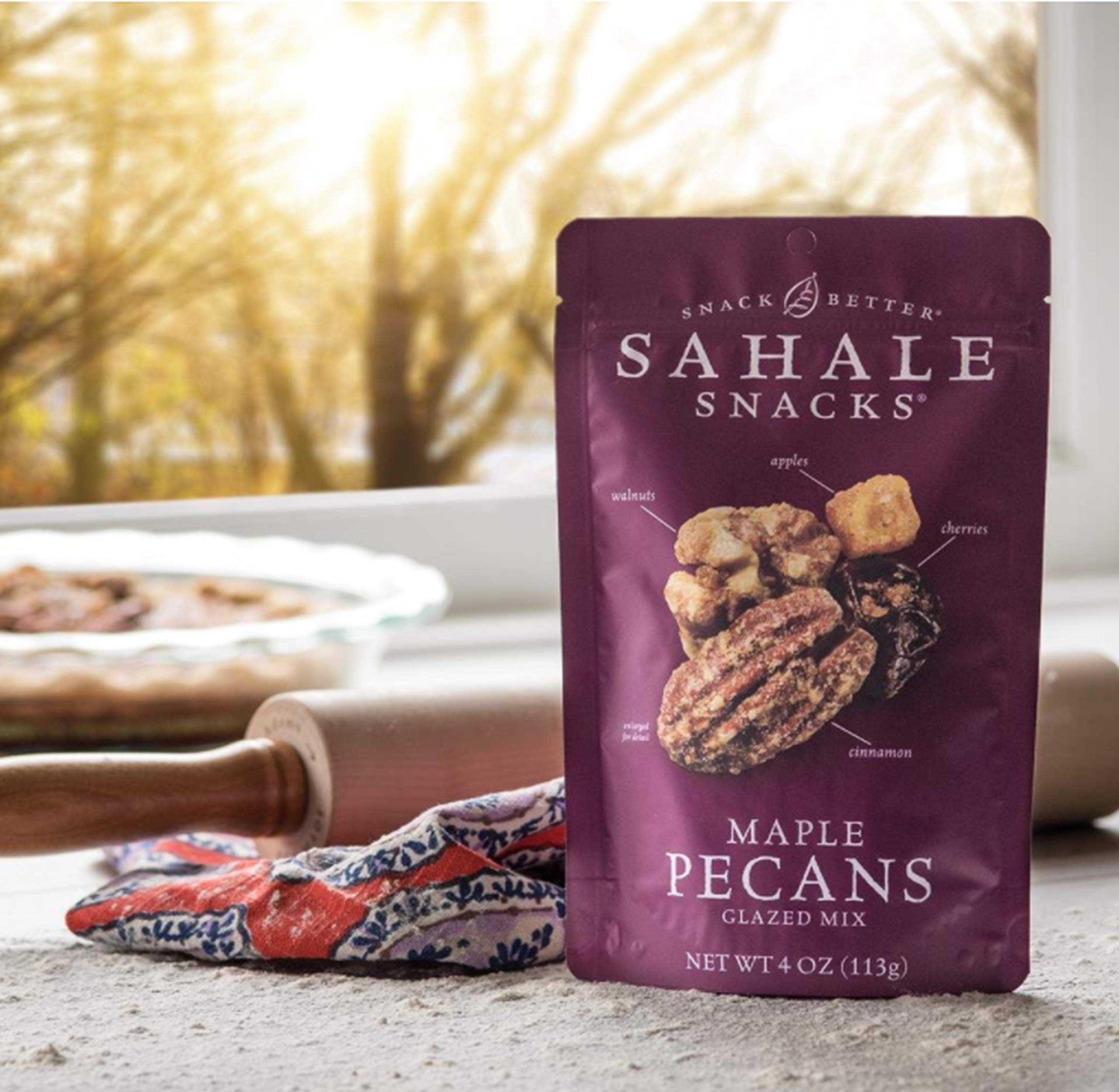 Sahale Snacks escena de estilo de vida: snack en una mochila durante una caminata para energía portátil