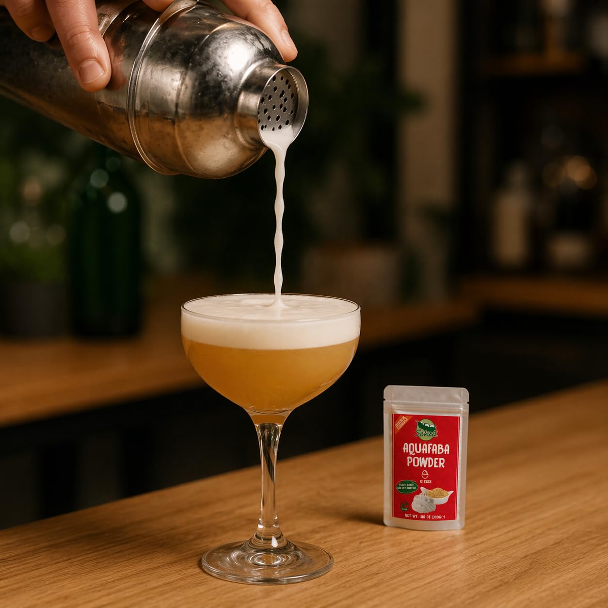 Saheli espuma en copa de cóctel proporcionando corona estable