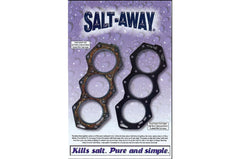 Salt-Away aplicado en motor fueraborda durante limpieza, reduce residuos de sal