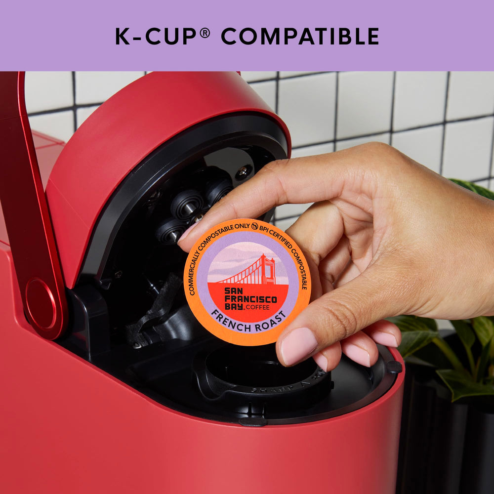 San Francisco Bay cápsulas dentro de cafetera K-Cup demostrando compatibilidad práctica