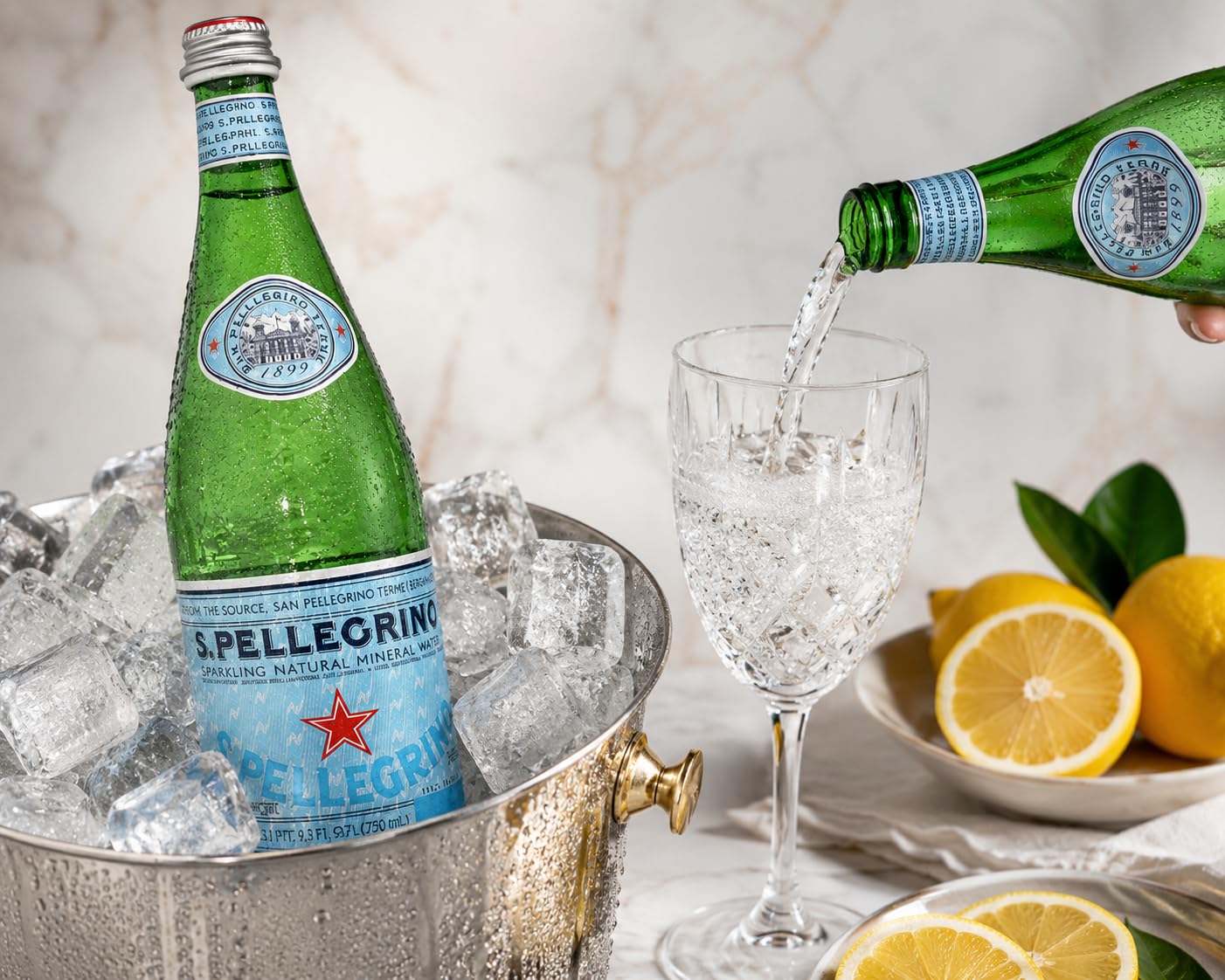 San Pellegrino tamaño de 750 mL junto a un vaso para referencia