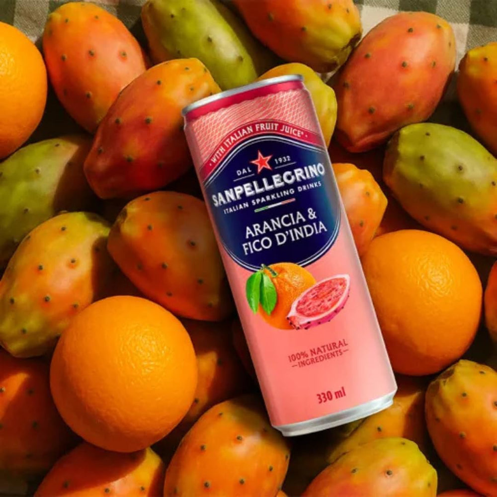 San Pellegrino etiqueta Prickly Pear en primer plano, destaca jugo real y frescura