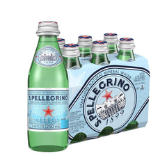 San Pellegrino botella frontal de 250 ml mostrando etiqueta y elegancia en la mesa