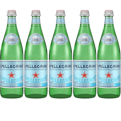 San Pellegrino botella frontal mostrando elegancia y frescura