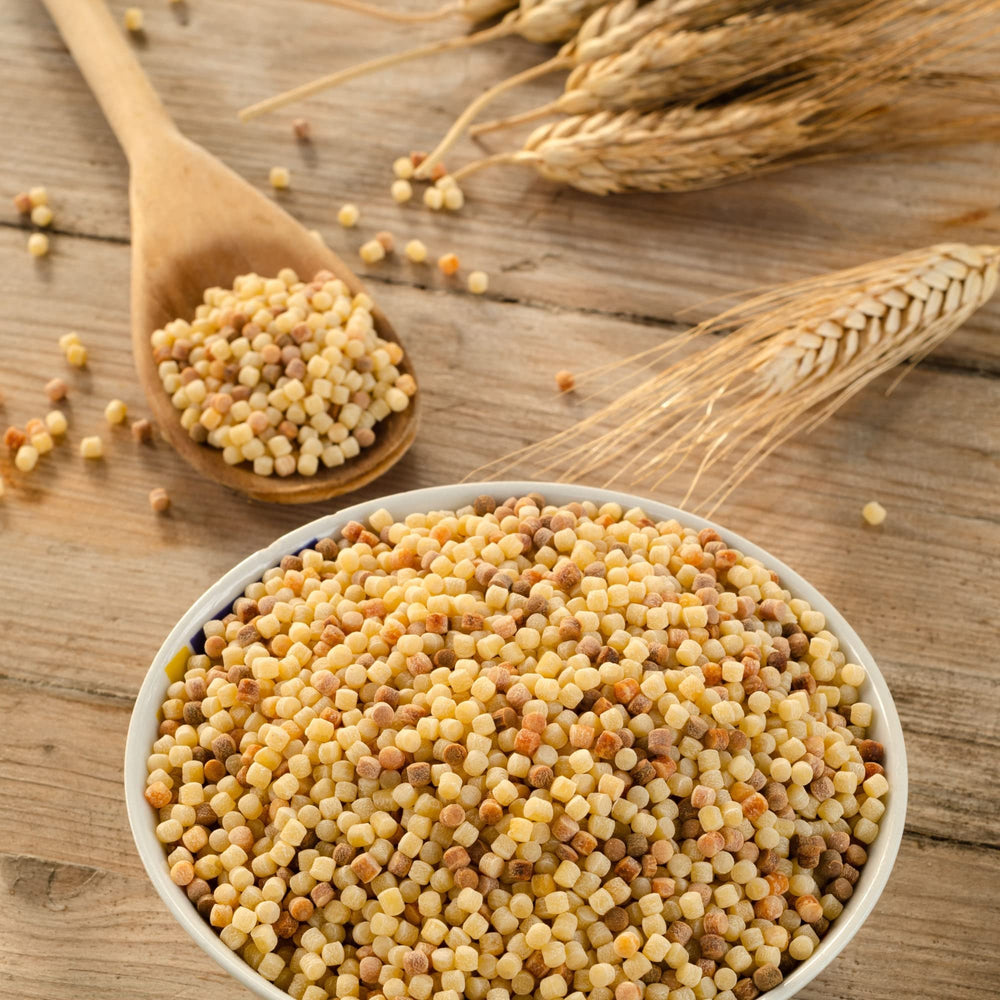 Sanniti fregola en olla cocinándose, absorbe caldo y desarrolla sabor